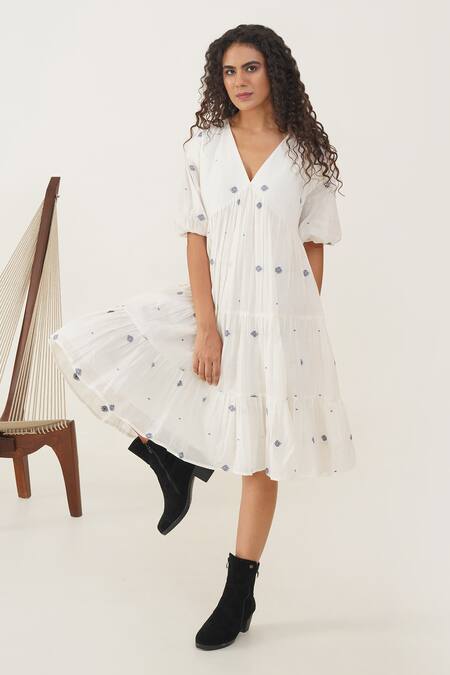 Indigo Dreams_White Cotton V-neck Aria Handwoven Jamdani Dress _at_Aza_Fashions