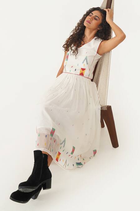 Buy Indigo Dreams Ivory 100% Cotton Handwoven Jamdani Ivy Skirt Online at Aza Fashions Buy_Indigo Dreams_Ivory 100% Cotton Handwoven Jamdani Ivy Skirt _Online_at_Aza_Fashions