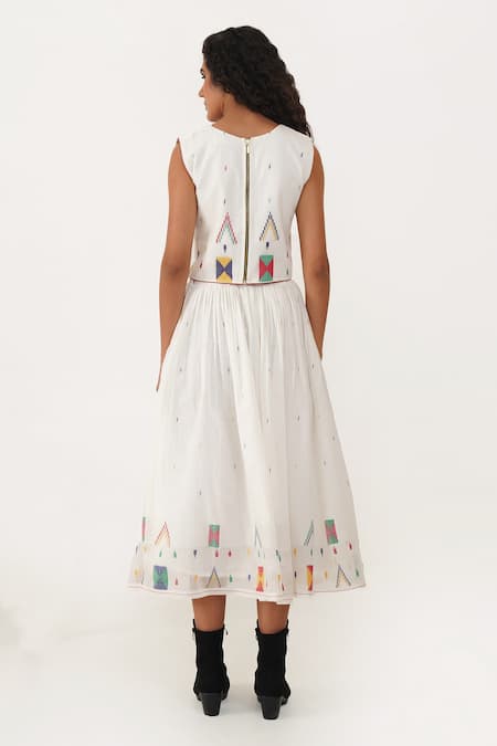 Shop Indigo Dreams Ivory Cotton V-neck Ivy Handwoven Jamdani Top at Aza Fashions Shop_Indigo Dreams_Ivory Cotton V-neck Ivy Handwoven Jamdani Top _at_Aza_Fashions