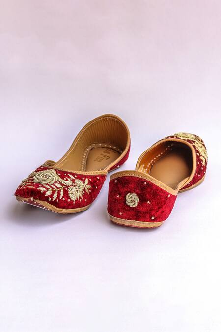 LA Fiza Maroon Qurbat Zardozi Embellished Juttis Online at Aza Fashions LA Fiza_Maroon Qurbat Zardozi Embellished Juttis_Online_at_Aza_Fashions