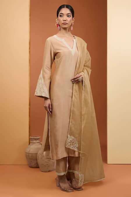 Neha Khullar Gold Chanderi Silk Hand Embroidery Dori Plunge V-neck Kurta And Pant Set 