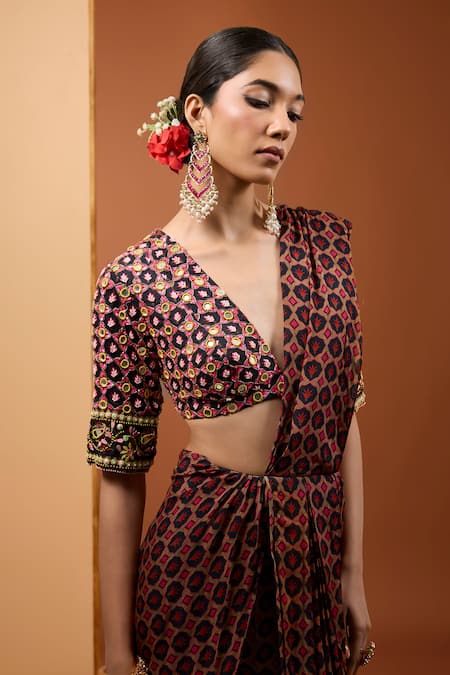 Neha Khullar Black Viscose, Chiffon Beads, Mirrors Floral Embroidered Saree And Blouse Set at Aza Fashions Neha Khullar_Black Viscose, Chiffon Beads, Mirrors Floral Embroidered Saree And Blouse Set _at_Aza_Fashions