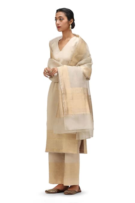 Mimamsaa_Ivory Chanderi Silk Embroidery V-neck Rakhi Woven Butti Kurta Pant Set _Online_at_Aza_Fashions