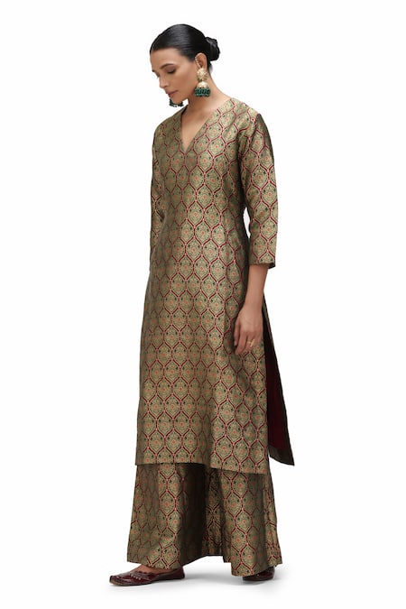 Buy_Mimamsaa_Magenta Brocade, Silk Zari V-neck Alfi Motif Kurta And Flared Pant Set _Online_at_Aza_Fashions