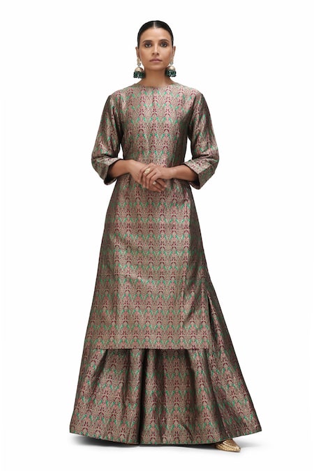 Mimamsaa Red Brocade Silk V Neck Aakifah Kurta And Flared Pant Set 