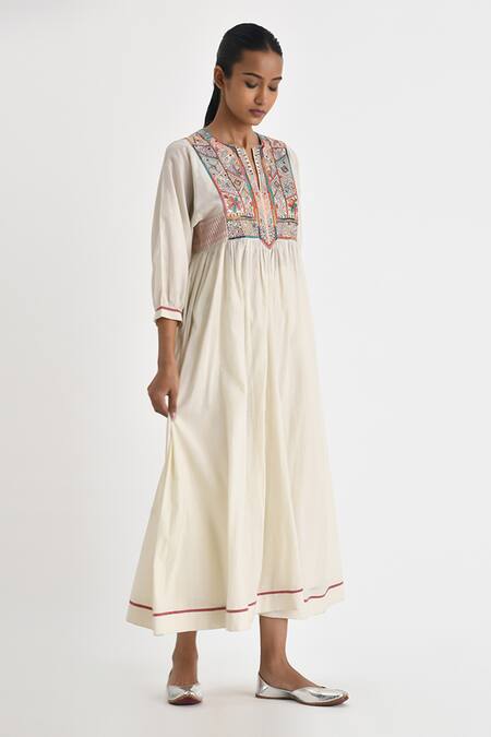 Payal Pratap_Off White Handloom Cotton Embroidery Folklore Split V Neck Daphini Kedia Kurta _Online_at_Aza_Fashions