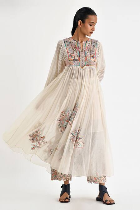 Payal Pratap Off White Chanderi Embroidery Folklore Bloom Split V Dikella Kedia Work Kurta Online at Aza Fashions Payal Pratap_Off White Chanderi Embroidery Folklore Bloom Split V Dikella Kedia Work Kurta _Online_at_Aza_Fashions