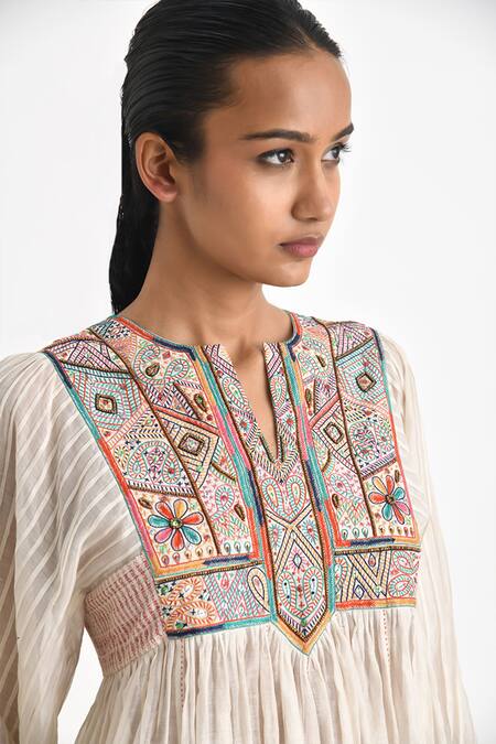 Buy Payal Pratap Off White Chanderi Embroidery Folklore Bloom Split V Dikella Kedia Work Kurta Online at Aza Fashions Buy_Payal Pratap_Off White Chanderi Embroidery Folklore Bloom Split V Dikella Kedia Work Kurta _Online_at_Aza_Fashions