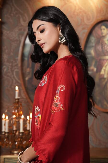 Surabhi Arya_Burgundy Bamboo, Silk Embroidery, Sequins V-neck Floral Pattern Kurta With Pant _Online_at_Aza_Fashions