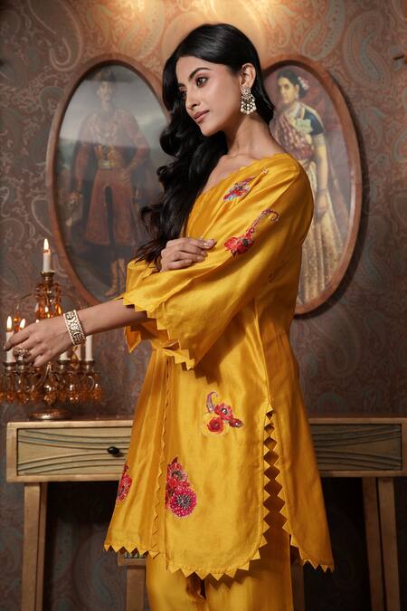 Surabhi Arya_Yellow Chanderi Silk Embroidery, Sequins V-neck Floral Pattern Kurta With Pant _Online_at_Aza_Fashions