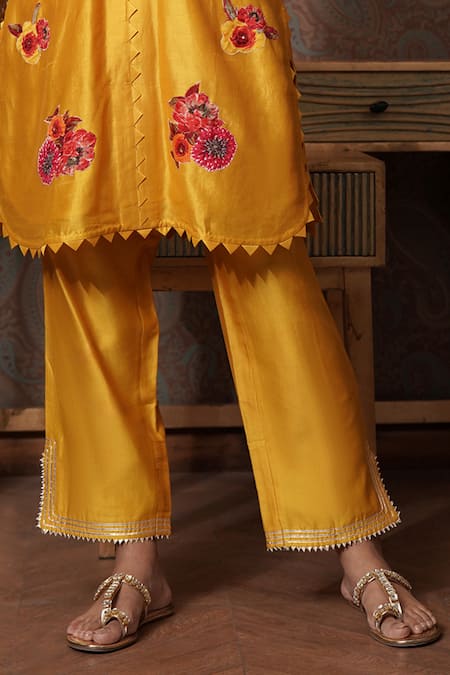 Buy_Surabhi Arya_Yellow Chanderi Silk Embroidery, Sequins V-neck Floral Pattern Kurta With Pant _Online_at_Aza_Fashions