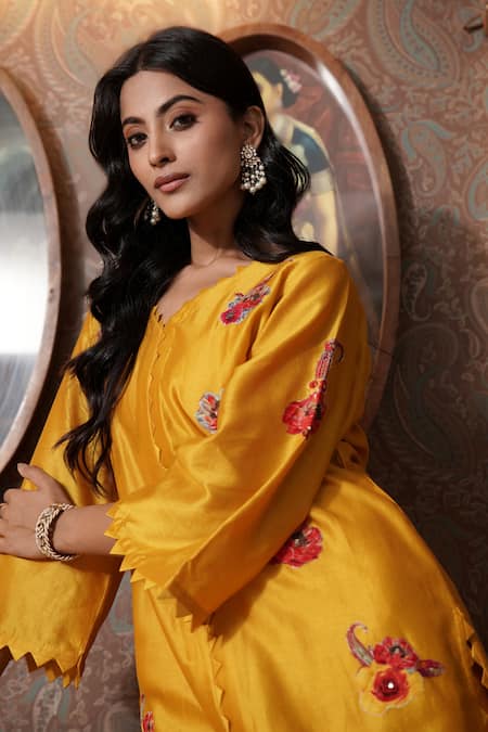 Surabhi Arya_Yellow Chanderi Silk Embroidery, Sequins V-neck Floral Pattern Kurta With Pant _at_Aza_Fashions