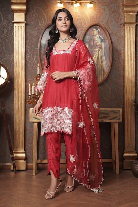 Surabhi Arya Foliage Thread Embroidered Kurta Pant Set 