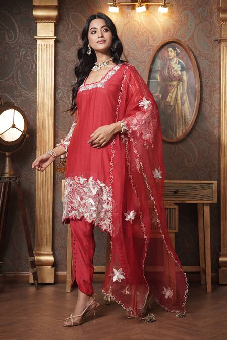 Surabhi Arya_Red Chanderi, Muslin, Organza Embroidery Square Foliage Thread Kurta Pant Set _at_Aza_Fashions
