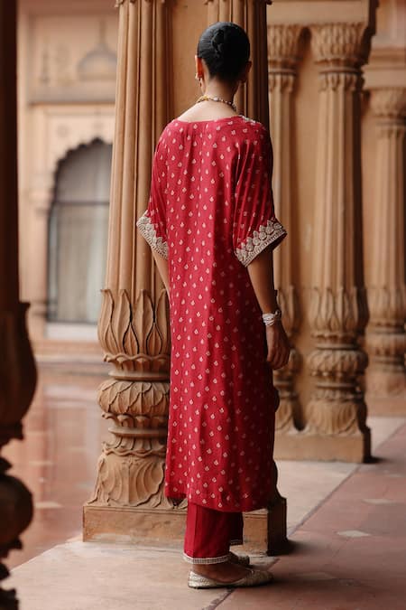 Shop Megha Pitti Red Silk Sequins V-neck Clover Flora Print Kurta With Pant at Aza Fashions Shop_Megha Pitti_Red Silk Sequins V-neck Clover Flora Print Kurta With Pant _at_Aza_Fashions