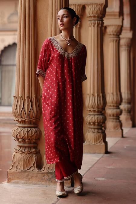 Megha Pitti Red Silk Sequins V-neck Clover Flora Print Kurta With Pant Online at Aza Fashions Megha Pitti_Red Silk Sequins V-neck Clover Flora Print Kurta With Pant _Online_at_Aza_Fashions