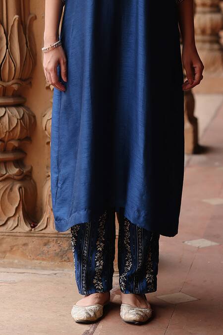 Megha Pitti_Blue Silk Embroidery V-neck Blossom Kurta With Pant _Online_at_Aza_Fashions