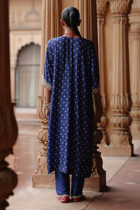 Shop Megha Pitti Blue Silk Embroidery V-neck Phool Motif Print Kurta With Pant at Aza Fashions Shop_Megha Pitti_Blue Silk Embroidery V-neck Phool Motif Print Kurta With Pant _at_Aza_Fashions