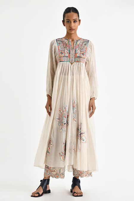 Payal Pratap Off White Chanderi Embroidery Folklore Bloom Split V Dikella Kedia Work Kurta 