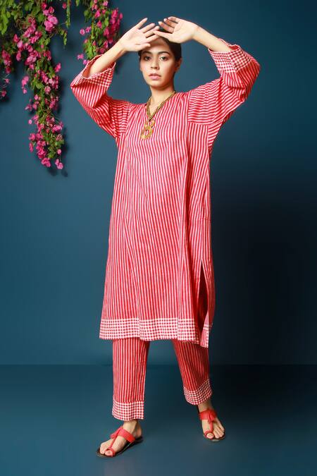 Shop_Vasstram_Red Cotton V-neck Roohi Gingham Print Kurta And Pant Set_at_Aza_Fashions