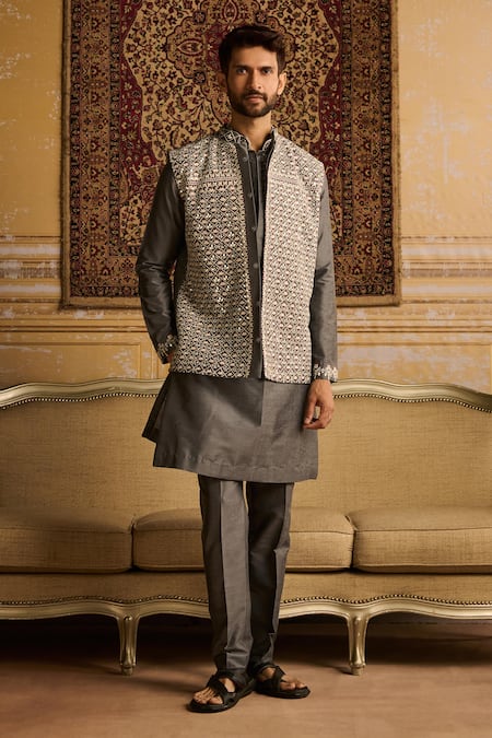 DiyaRajvvir Floral Geometric Embroidered Bundi Kurta Set 