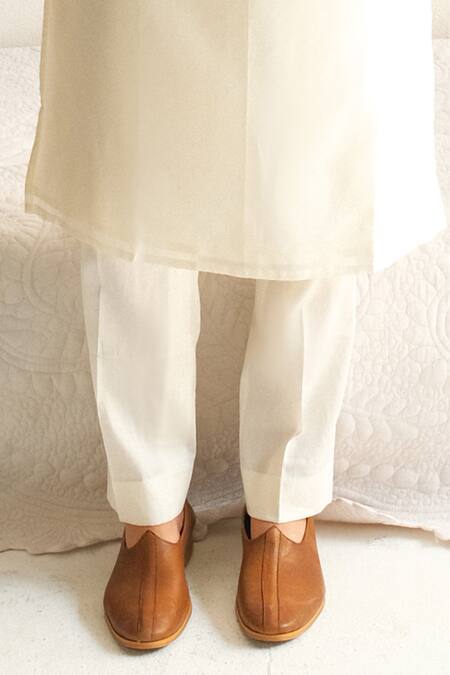 Wabi Sabi By Anshum-Ritesh_Ivory Cotton, Silk Embroidery Jaipur Mural Bundi Set _at_Aza_Fashions