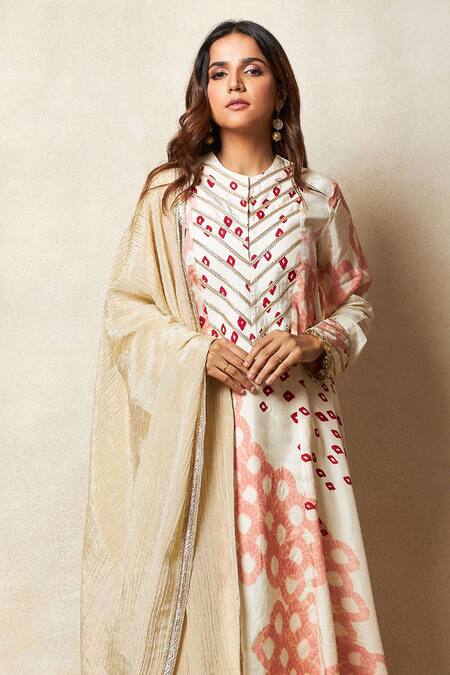 Buy_Vedika M_Ivory Silk Embroidery Round Neck Abstract Bandhani Print Kurta Pant Set _Online_at_Aza_Fashions