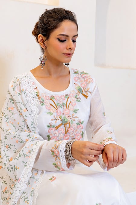 Shruti Sancheti White Hemp, Silk Embroidery, Lace Round Neck Floral Kurta Set at Aza Fashions Shruti Sancheti_White Hemp, Silk Embroidery, Lace Round Neck Floral Kurta Set _at_Aza_Fashions