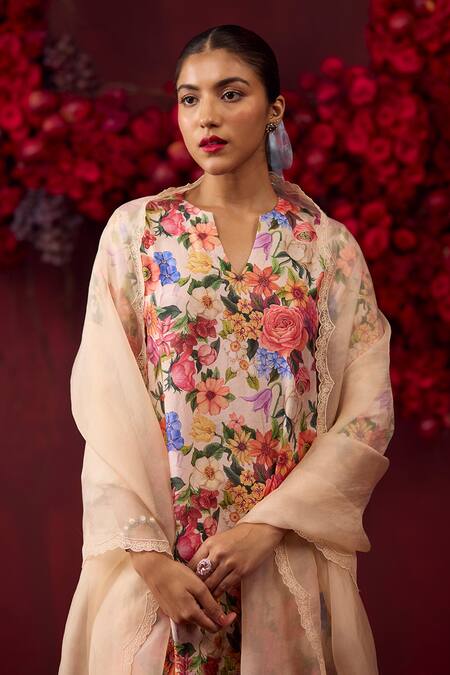 Buy_Surmaye_Beige Organza, Silk Embroidery Ethereal Scalloped Phool Cutwork Border Dupatta _Online_at_Aza_Fashions