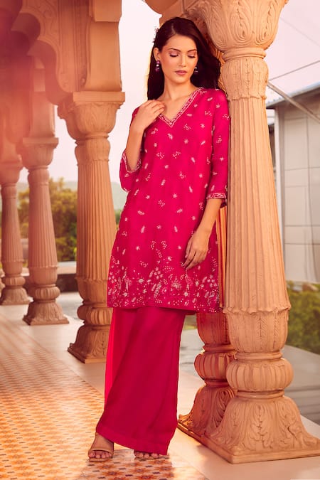 Aariyana Couture_Pink Silk Organza Embroidery V-neck Hand Kurta With Pant _at_Aza_Fashions