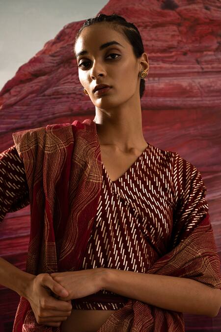 Banana Labs_Maroon Cotton Tassels, Zari V-neck Handblock Print Saree With Blouse _Online_at_Aza_Fashions