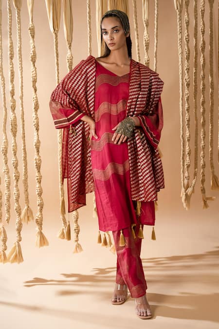 Shop_Banana Labs_Maroon Cotton Tassels V-neck Wavy Handblock Printed Kurta Pant Set _at_Aza_Fashions