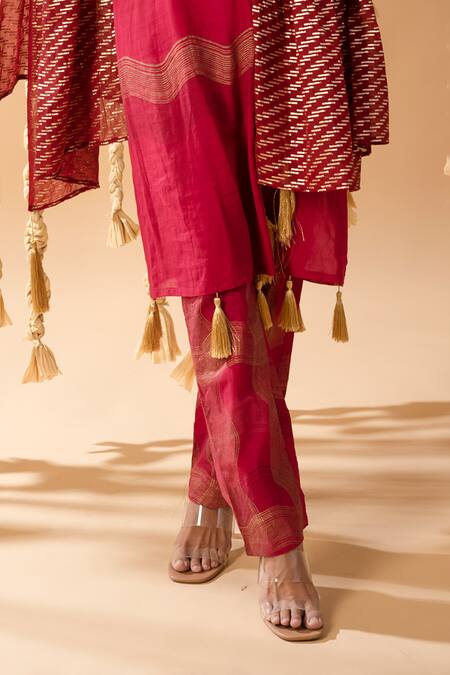 Banana Labs_Maroon Cotton Tassels V-neck Wavy Handblock Printed Kurta Pant Set _Online_at_Aza_Fashions