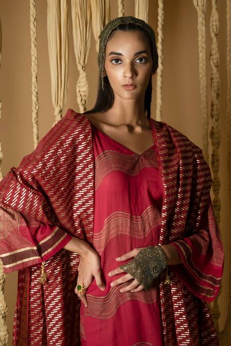 Buy_Banana Labs_Maroon Cotton Tassels V-neck Wavy Handblock Printed Kurta Pant Set _Online_at_Aza_Fashions