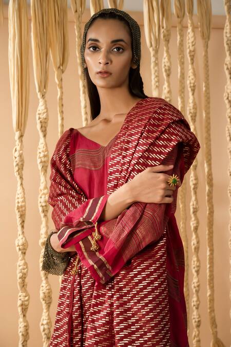 Shop_Banana Labs_Maroon Cotton Tassels V-neck Wavy Handblock Printed Kurta Pant Set _Online_at_Aza_Fashions