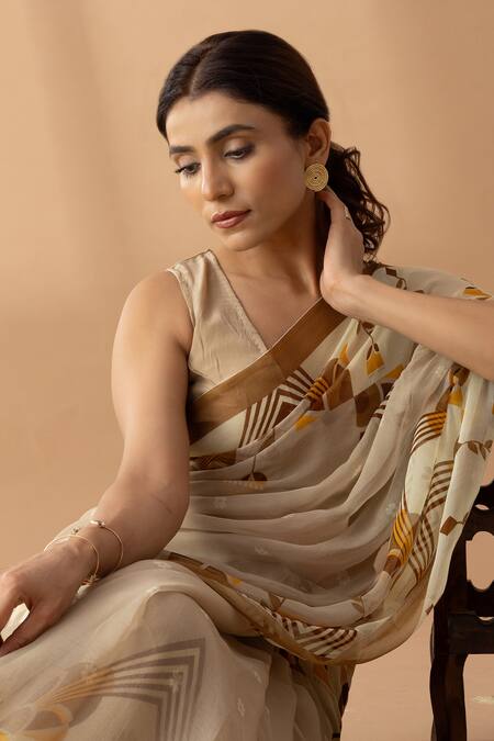 Thee Modern Roots_Beige Chiffon Contrast Mystical Print Saree _Online_at_Aza_Fashions