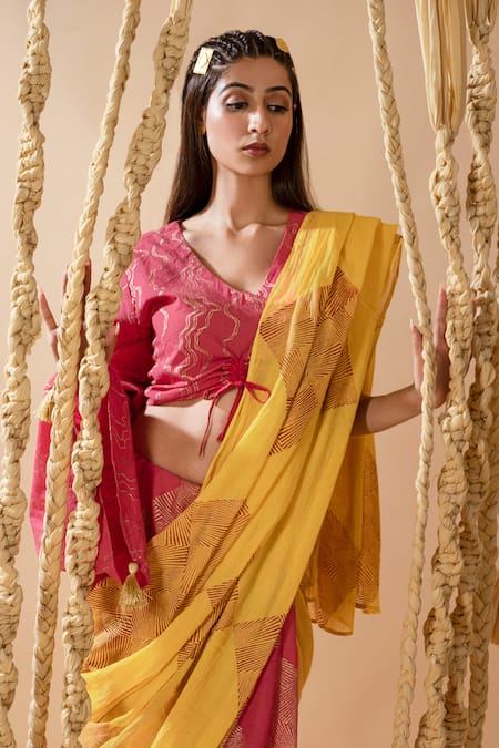 Banana Labs_Pink Cotton Tassels V-neck Linear Handblock Print Saree With Blouse _Online_at_Aza_Fashions