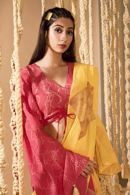 Buy_Banana Labs_Pink Cotton Tassels V-neck Linear Handblock Print Saree With Blouse _Online_at_Aza_Fashions