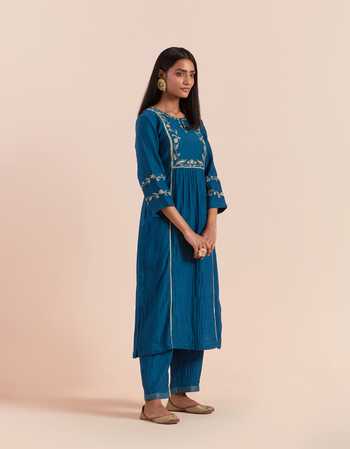 Priya Chaudhary_Blue Chanderi Silk Embroidery Keyhole Neck Floral Straight Kurta With Pant _Online_at_Aza_Fashions