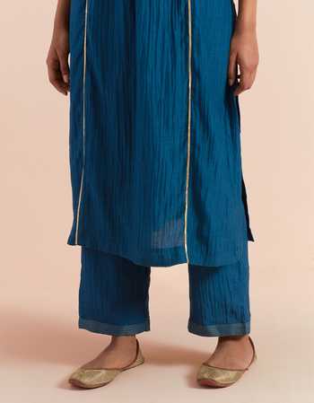 Priya Chaudhary_Blue Chanderi Silk Embroidery Keyhole Neck Floral Straight Kurta With Pant _at_Aza_Fashions