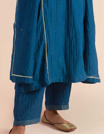 Buy_Priya Chaudhary_Blue Chanderi Silk Embroidery Keyhole Neck Floral Straight Kurta With Pant 
