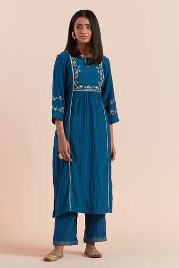 Priya Chaudhary_Blue Chanderi Silk Embroidery Keyhole Neck Floral Straight Kurta Pant Set _Online_at_Aza_Fashions