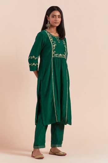 Priya Chaudhary_Green Chanderi Silk Embroidery Keyhole Neck Floral Kurta With Pant _Online_at_Aza_Fashions