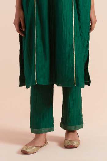 Priya Chaudhary_Green Chanderi Silk Embroidery Keyhole Neck Floral Kurta With Pant _at_Aza_Fashions