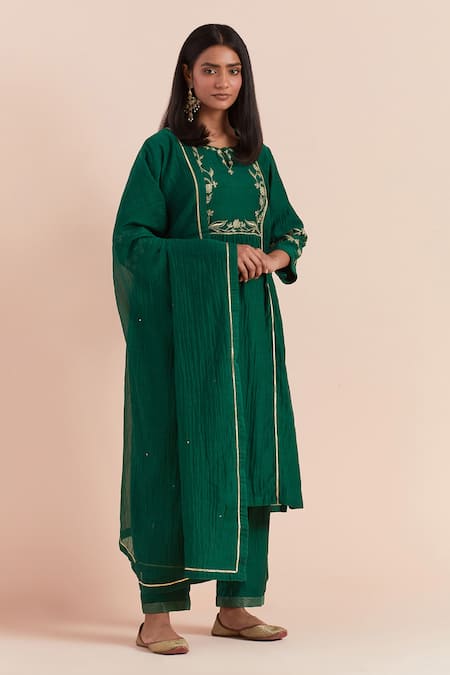 Priya Chaudhary Green Chanderi Silk Embroidered Floral Key Hole Kurta Pant Set 