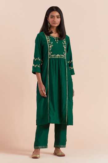 Priya Chaudhary_Green Chanderi Silk Embroidery Keyhole Neck Floral Kurta Pant Set _Online_at_Aza_Fashions