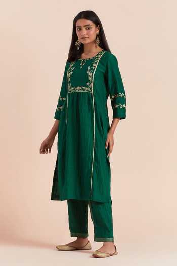 Buy_Priya Chaudhary_Green Chanderi Silk Embroidery Keyhole Neck Floral Kurta Pant Set _Online_at_Aza_Fashions