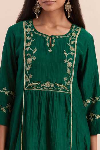 Shop_Priya Chaudhary_Green Chanderi Silk Embroidery Keyhole Neck Floral Kurta Pant Set _Online_at_Aza_Fashions