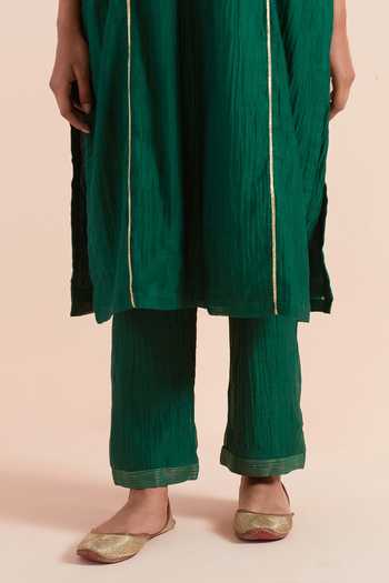 Priya Chaudhary_Green Chanderi Silk Embroidery Keyhole Neck Floral Kurta Pant Set _at_Aza_Fashions