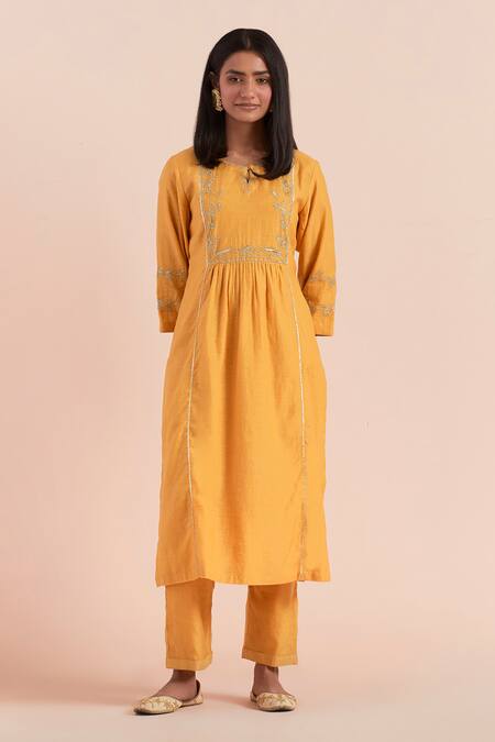 Priya Chaudhary_Yellow Chanderi Silk Embroidery Keyhole Neck Floral Kurta Set _Online_at_Aza_Fashions